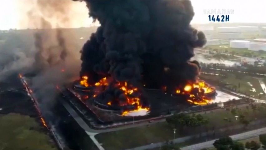 Video: Masivní požár zachvátil jednu z největších rafinerií v Indonésii
